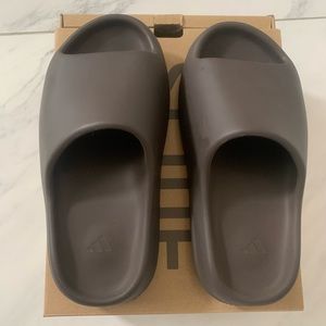 Yeezy Slide (Soot)